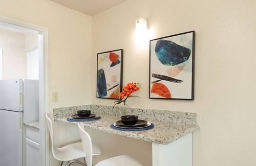 South Arlington Apartamento | Cowboys Chic Studio: 3 miles to AT&T Stadium