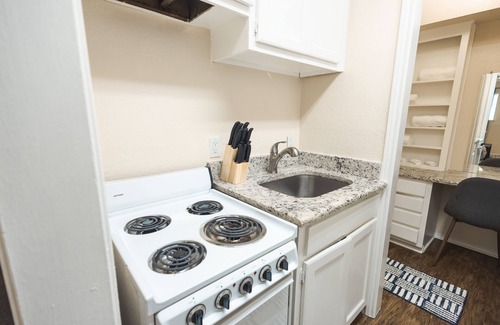 South Arlington Apartamento | Cowboys Chic Studio: 3 miles to AT&T Stadium