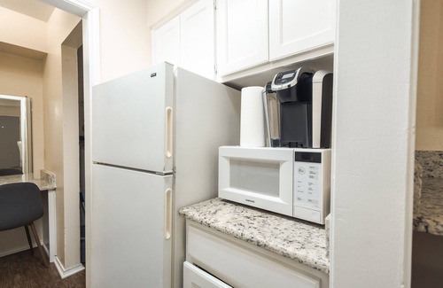 South Arlington Apartamento | Cowboys Chic Studio: 3 miles to AT&T Stadium