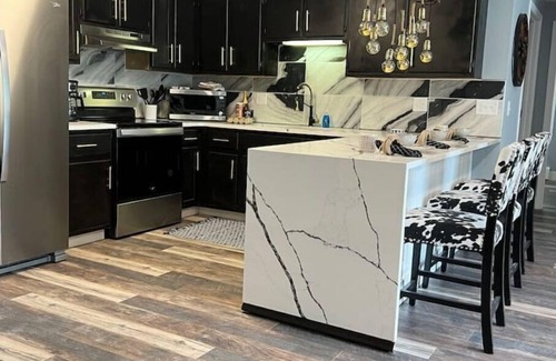 Appleton Apartamento | Cowchella luxury penthouse w/garage & fireplace