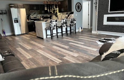 Appleton Apartamento | Cowchella luxury penthouse w/garage & fireplace