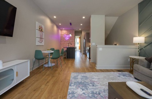 Radnor Apartamento | Cowgirl Up! - 4BD/4.5BTH - Rooftop Views