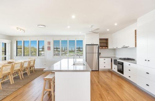 Yamba Casa | Cowrie House - Spacious, Modern holiday home