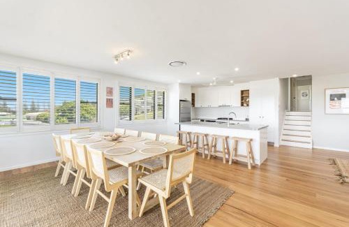 Yamba Casa | Cowrie House - Spacious, Modern holiday home