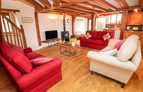Haverfordwest Cabaña | COWSLIP COTTAGE, pet friendly, with hot tub in Haverfordwest
