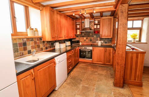 Haverfordwest Cabaña | COWSLIP COTTAGE, pet friendly, with hot tub in Haverfordwest