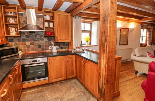 Haverfordwest Cabaña | COWSLIP COTTAGE, pet friendly, with hot tub in Haverfordwest