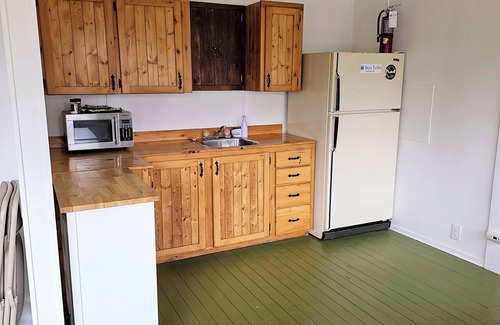 Addington Highlands Cabina | Coxy 1 bedroom w/a view of lake Mazinaw just 7KM from Bon Echo Provincial Park