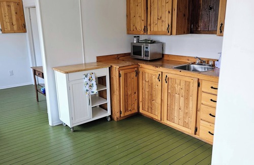Addington Highlands Cabina | Coxy 1 bedroom w/a view of lake Mazinaw just 7KM from Bon Echo Provincial Park
