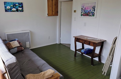 Addington Highlands Cabina | Coxy 1 bedroom w/a view of lake Mazinaw just 7KM from Bon Echo Provincial Park
