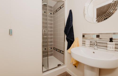 Corby Casa | Coyle House, 3 bed,Corby, super kings or twins, driveway, free wi-fi, corporates welcome