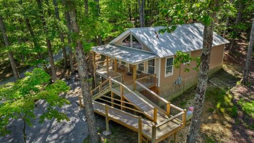 Fort Payne Casa | Coyote Cabin at Woodland Retreat at DeSoto beside DeSoto State Park
