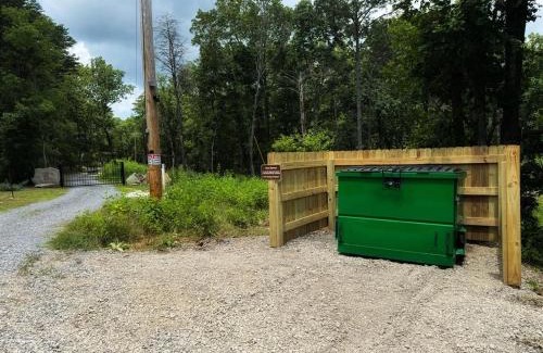 Fort Payne Casa | Coyote Cabin at Woodland Retreat at DeSoto beside DeSoto State Park