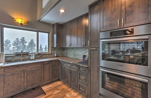 Black Hawk Casa | Coyote Cottage Retreat, Hot Tub, Deck, Mtn Views