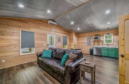 Fort Payne Cabina | Coyote Den-cozy cabin w/hot tub & fire pit