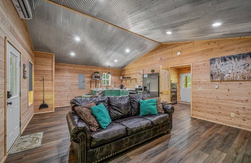 Fort Payne Cabina | Coyote Den-cozy cabin w/hot tub & fire pit