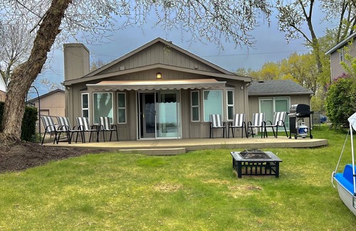 White Lake Cabaña | Cozy 3 bedroom fully furnished lake view house!