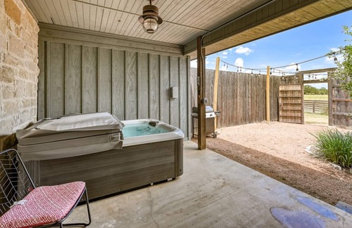 Fredericksburg Cabaña | Cozi Cottage With Hot Tub! - 2 Min to Wineries!