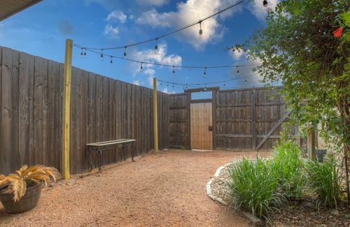 Fredericksburg Cabaña | Cozi Cottage With Hot Tub! - 2 Min to Wineries!