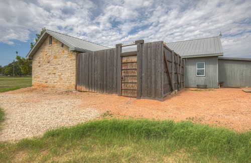 Fredericksburg Cabaña | Cozi Cottage With Hot Tub! - 2 Min to Wineries!