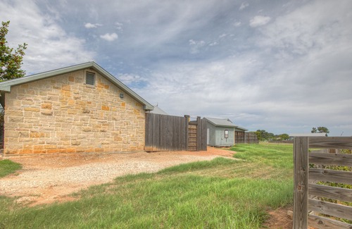 Fredericksburg Cabaña | Cozi Cottage With Hot Tub! - 2 Min to Wineries!