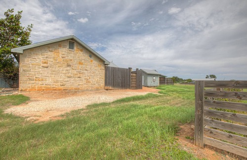 Fredericksburg Cabaña | Cozi Cottage With Hot Tub! - 2 Min to Wineries!