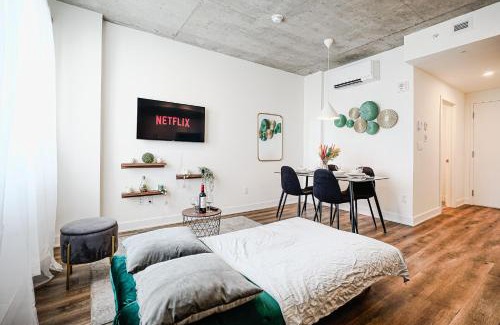 Shaughnessy Village Apartamento | Cozy 1 Bdr Retreat Steps to Bell Centre