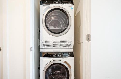 Shaughnessy Village Apartamento | Cozy 1 Bdr Retreat Steps to Bell Centre