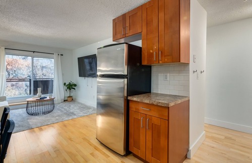 Sunalta Condominio | Cozy 1 BDRM + Near DT Calgary