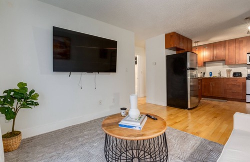 Sunalta Condominio | Cozy 1 BDRM + Near DT Calgary