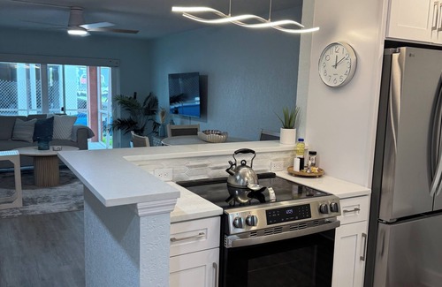North Redington Beach Condominio | Cozy 1-bedroom condo across street from beach in terrific North Redington Beach
