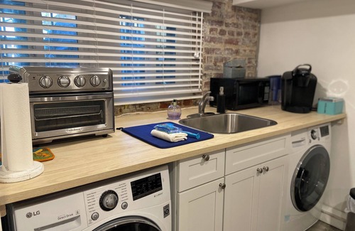 Columbia Heights Apartamento | cozy 1-bed apartment with secure parking