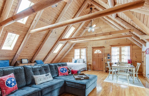 Palmer Cabina | Cozy 1-bedrm cabin loft w/ outdoor patio