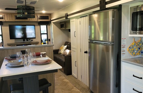 Altoona Casa | Cozy 1 bedroom 1 bath RV near the Ocala forest and Springs.