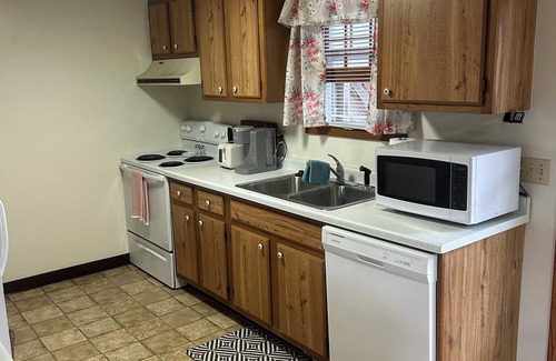 Marshfield Apartamento | Cozy 1-bedroom, 1-Office with Queen bed, 1.5- bathroom duplex in Marshfield.