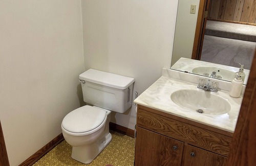 Marshfield Apartamento | Cozy 1-bedroom, 1-Office with Queen bed, 1.5- bathroom duplex in Marshfield.