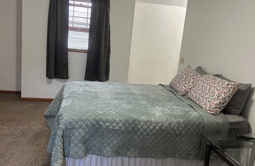 Marshfield Apartamento | Cozy 1-bedroom, 1-Office with Queen bed, 1.5- bathroom duplex in Marshfield.