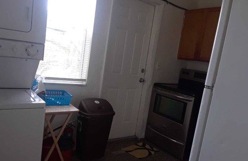 Riviera Beach Apartamento | Cozy 1-bedroom, 1 shared bathroom, 2 miles from the beach, WPB port, or Trirail