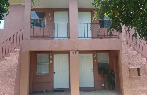 Riviera Beach Apartamento | Cozy 1-bedroom, 1 shared bathroom, 2 miles from the beach, WPB port, or Trirail