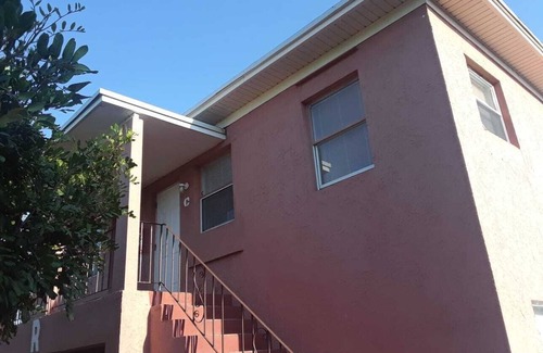 Riviera Beach Apartamento | Cozy 1-bedroom, 1 shared bathroom, 2 miles from the beach, WPB Port, Trirail