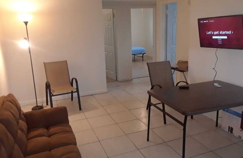 Riviera Beach Apartamento | Cozy 1-bedroom, 1 shared bathroom, 2 miles from the beach, WPB Port, Trirail