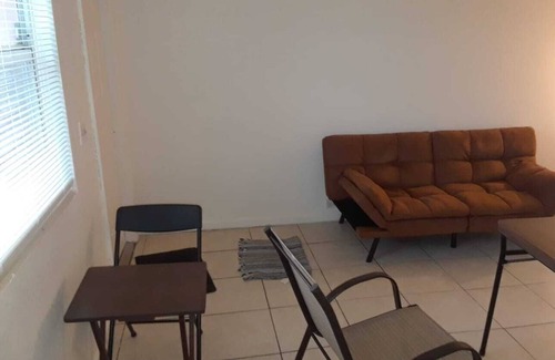 Riviera Beach Apartamento | Cozy 1-bedroom, 1 shared bathroom, 2 miles from the beach, WPB Port, Trirail