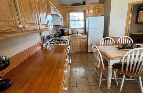 Sondheimer Casa | Cozy 1 bedroom, 2 queen beds with sofa couch lakefront Eagle Lake Getaway