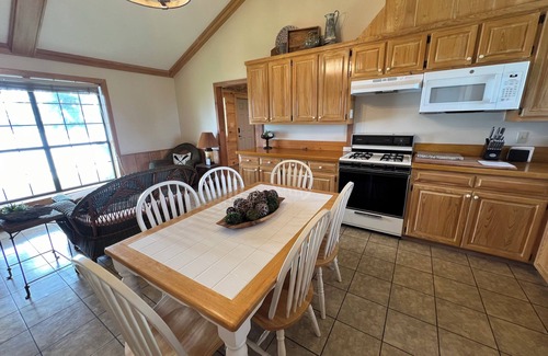 Sondheimer Casa | Cozy 1 bedroom, 2 queen beds with sofa couch lakefront Eagle Lake Getaway