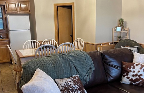 Sondheimer Casa | Cozy 1 bedroom, 2 queen beds with sofa couch lakefront Eagle Lake Getaway