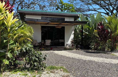 Barrio Pilo Apartamento | Cozy 1-bedroom apartment with AC, WiFi in welcoming La Fortuna