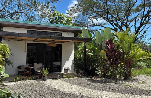 Barrio Pilo Apartamento | Cozy 1-bedroom apartment with AC, WiFi in welcoming La Fortuna