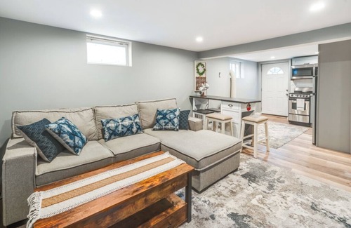 Amityville Apartamento | Cozy 1-bedroom apartment in charming Amityville with WiFi, AC