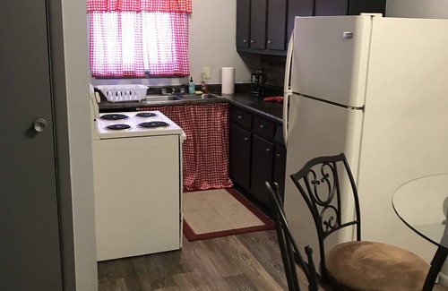 Byesville Apartamento | Cozy 1 bedroom apartment ideal for long or short stays! Pet friendly w/side yard