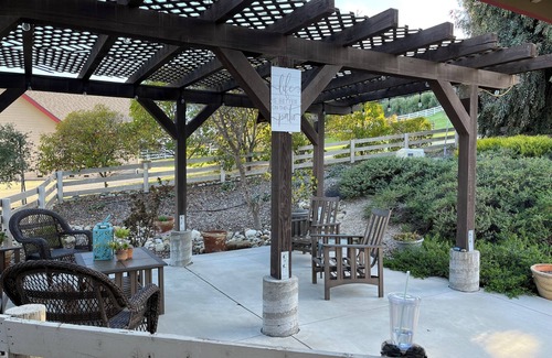 Templeton Apartamento | Cozy 1-bedroom apartment in charming Templeton with WiFi, AC